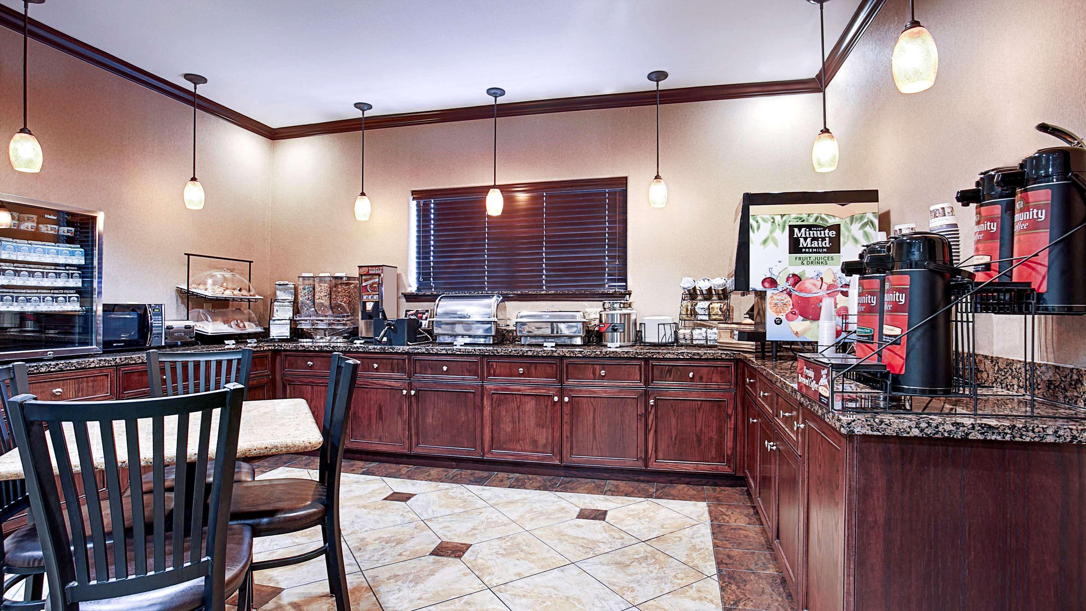 Best Western Plus Royal Mountain Inn & Suites Атенс Экстерьер фото