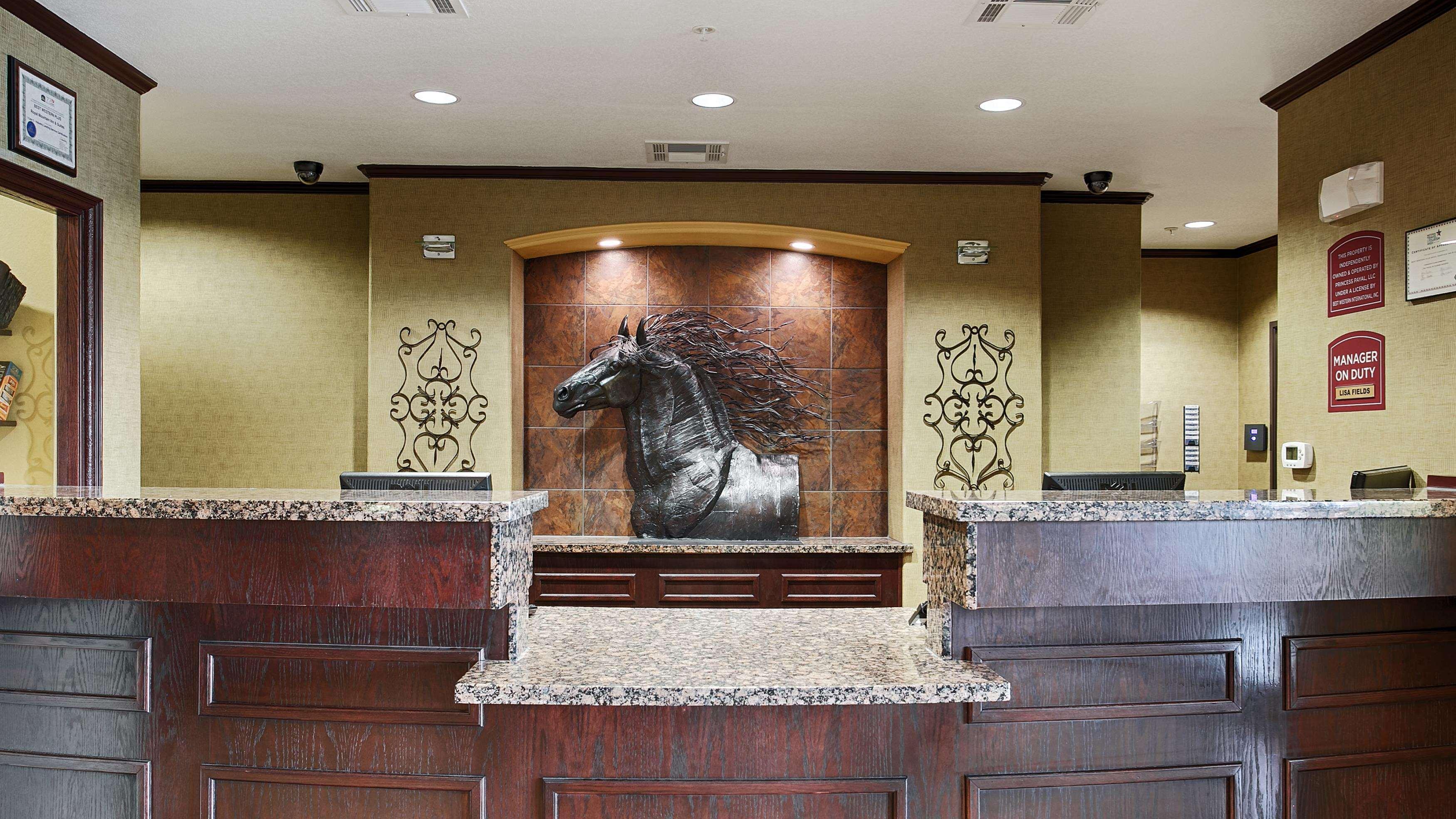 Best Western Plus Royal Mountain Inn & Suites Атенс Экстерьер фото