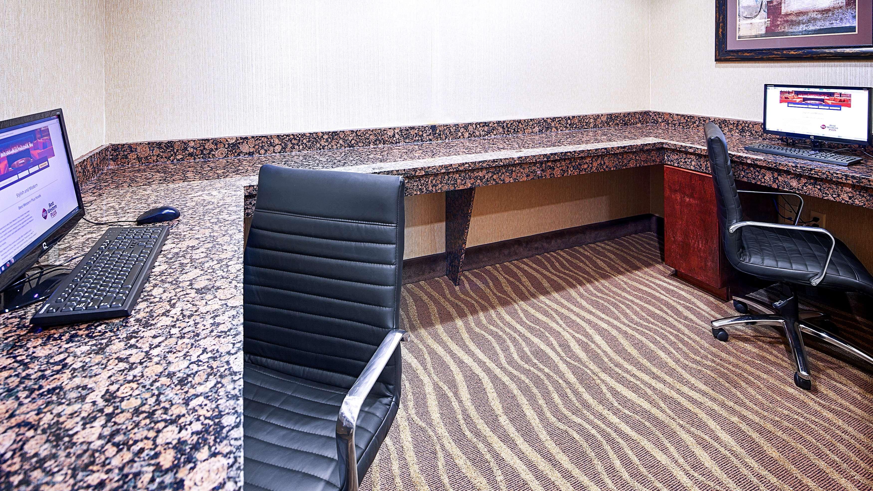 Best Western Plus Royal Mountain Inn & Suites Атенс Экстерьер фото