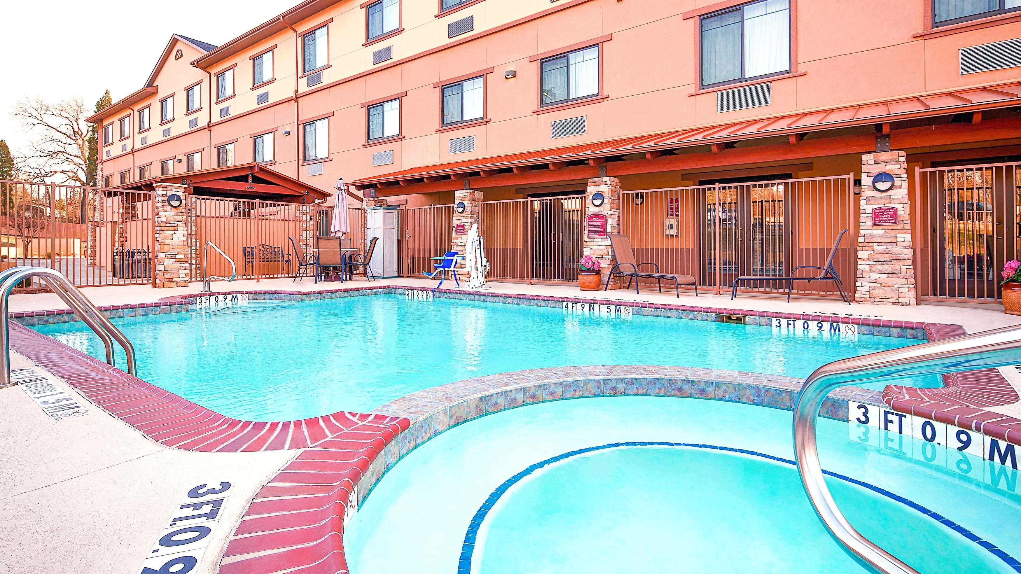 Best Western Plus Royal Mountain Inn & Suites Атенс Экстерьер фото